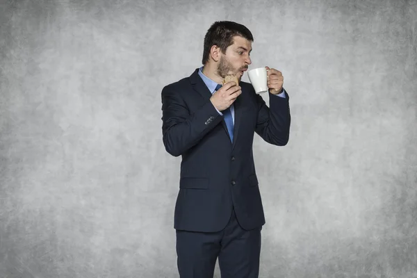 Zakenman drinken in een haast — Stockfoto