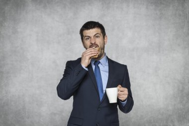 Acele bir sandviç ısırma işadamı