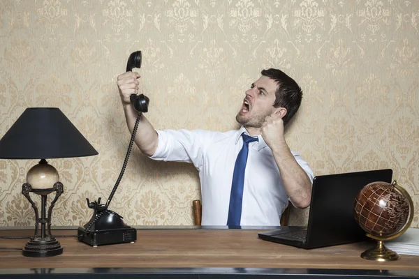 Zakenman praten over de telefoon onaangename klant — Stockfoto