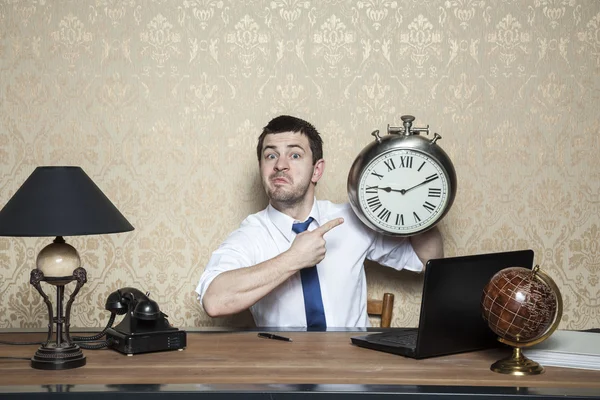 Homem de negócios irritado tarde novamente — Fotografia de Stock