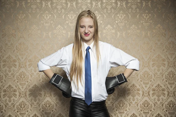 Femme d'affaires souriante avec gants de boxe — Photo