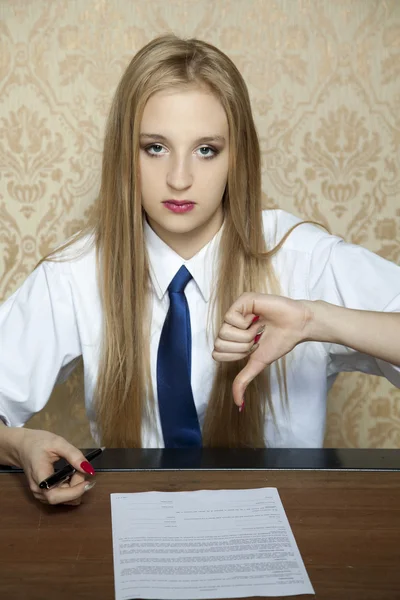 Junge Frau zeigt, dass der Vertrag schlecht ist — Stockfoto