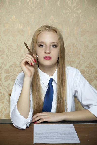 Cigarette during the signing of a new agreement — Stock Photo, Image