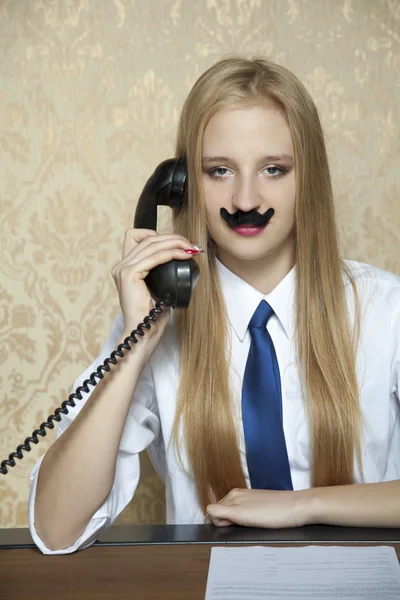 Zakenvrouw aan de telefoon — Stockfoto