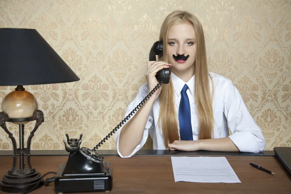 Mujer de negocios seria y un nuevo contrato en el escritorio — Foto de Stock