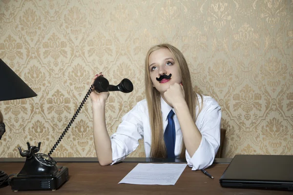 Affärskvinna är uttråkad av att prata i telefon — Stockfoto