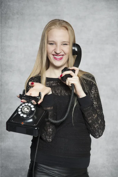 Souriant fille parler au téléphone — Photo