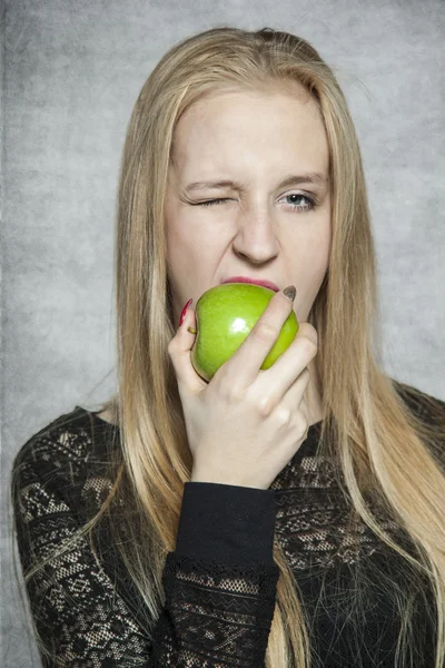 Belle femme d'affaires manger une pomme — Photo