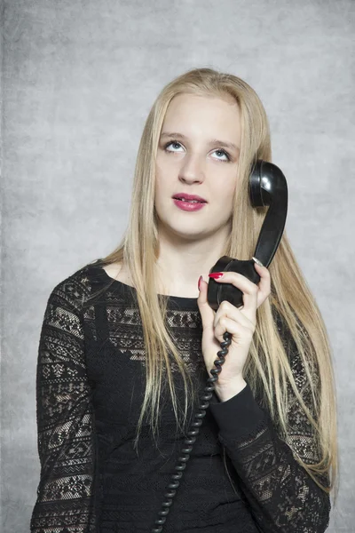 Bela mulher de negócios entediado com telefonema — Fotografia de Stock