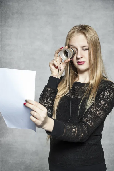 Affärskvinna läsa hennes kontrakt — Stockfoto