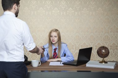 iş kadını rüşvet kabul eder.