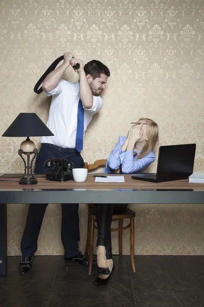 Chef schlägt Mitarbeiter wegen schlechter Leistung — Stockfoto