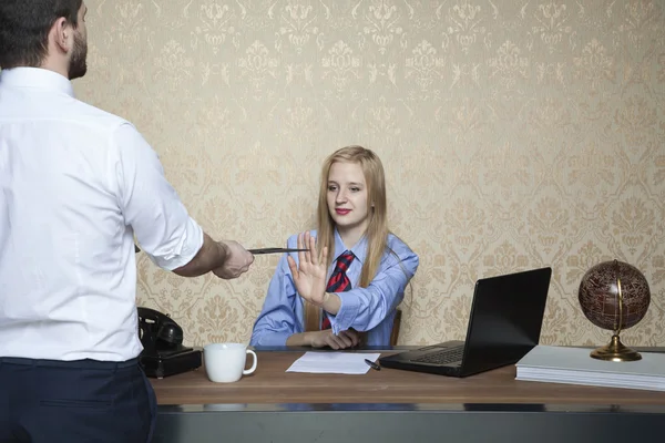 Onbekende zakenman uitdelen steekpenningen — Stockfoto