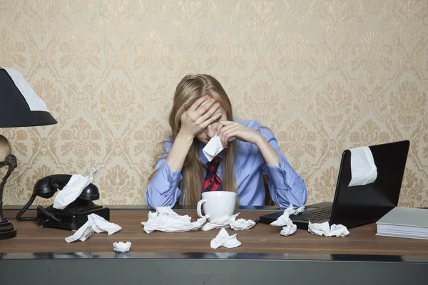 Mujer de negocios que trabaja a pesar de enfermedad — Foto de Stock