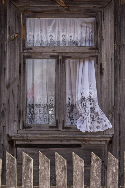 Старе вікно і завіса — стокове фото