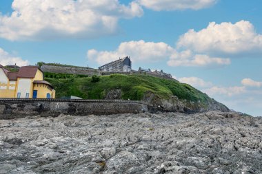 Bulunduğu tepenin dibindeki kalenin manzarası