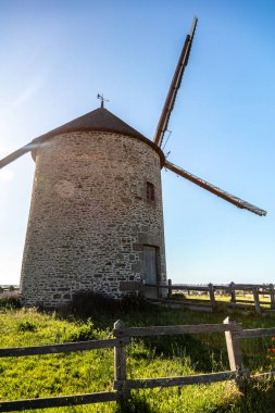 Moulin de Moidrey, taştan yapılmış eski bir değirmenin manzarası, Fransa, Pontorson