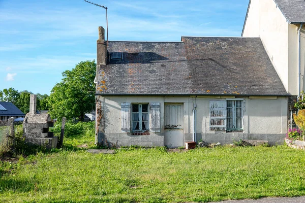 Eski terk edilmiş ev, harap olmuş cephe, eski pencere ve kapılar.