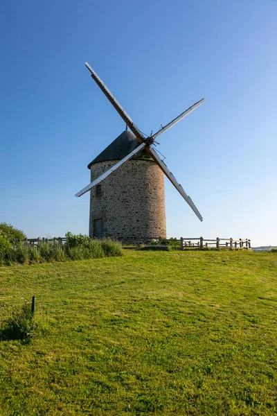 Moulin de Moidrey, taştan yapılmış eski bir değirmenin manzarası, Fransa, Pontorson