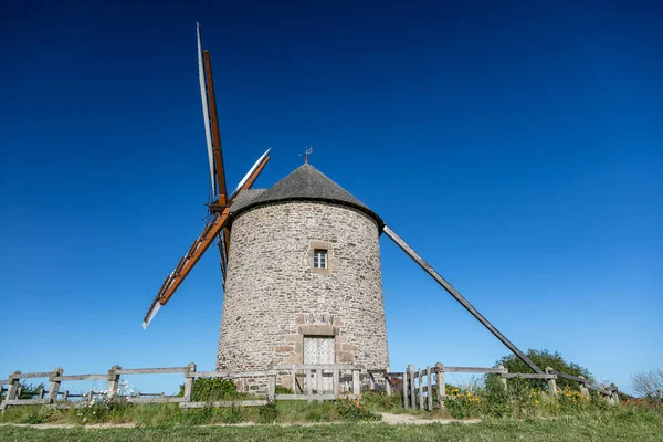 Moulin de Moidrey, taştan yapılmış eski bir değirmenin manzarası, Fransa, Pontorson