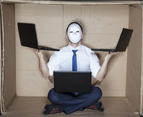 Multitsking hacker usando máscara — Foto de Stock