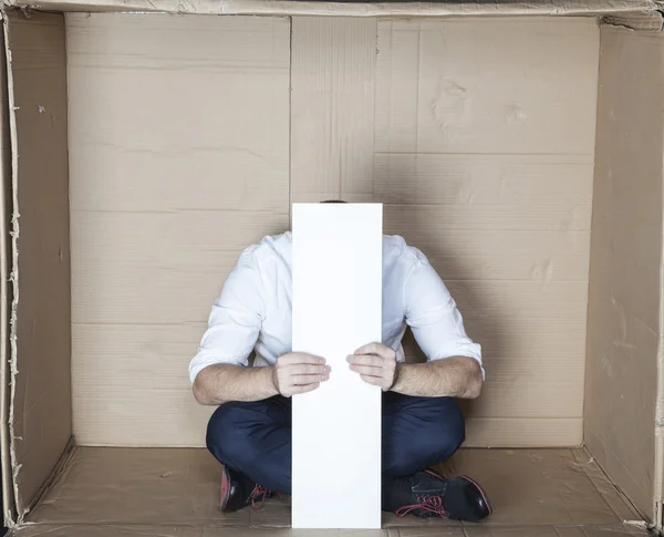 Affärsman gömmer sitt huvud — Stockfoto