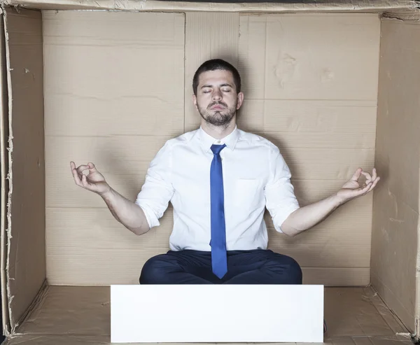 Geschäftsmann meditiert vor der Arbeit — Stockfoto