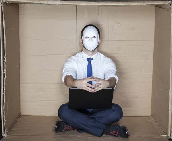 Hacker mit Maske im Fokus — Stockfoto