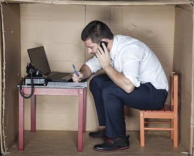 Bir telefon görüşmesi sırasında sözleşme imzalama