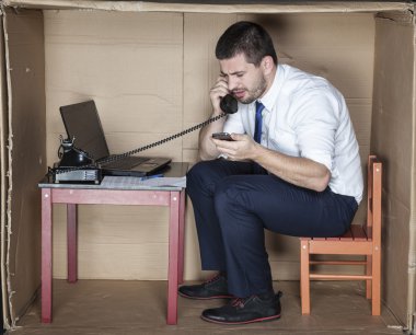 iki telefon ile işadamı