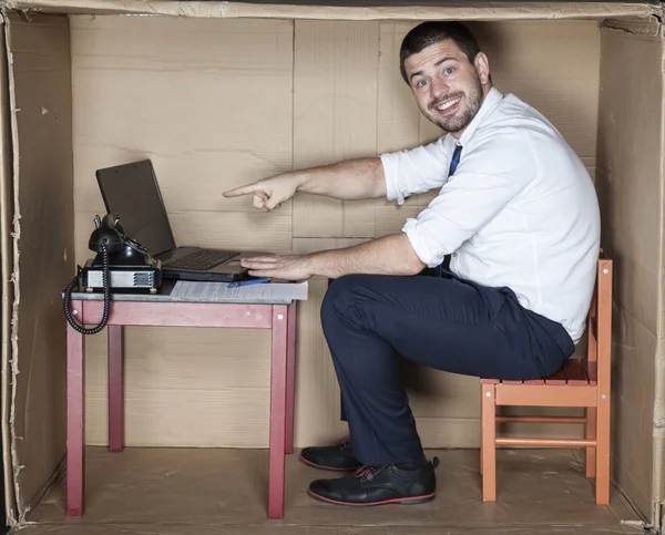 Glücklicher Geschäftsmann in seinem Büro — Stockfoto