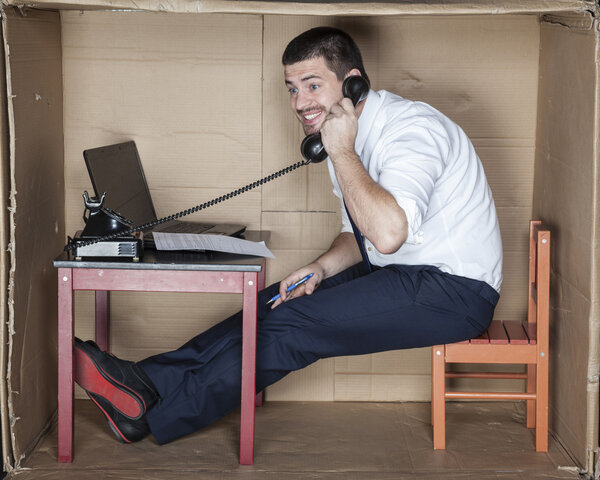 счастливый разговор по телефону
