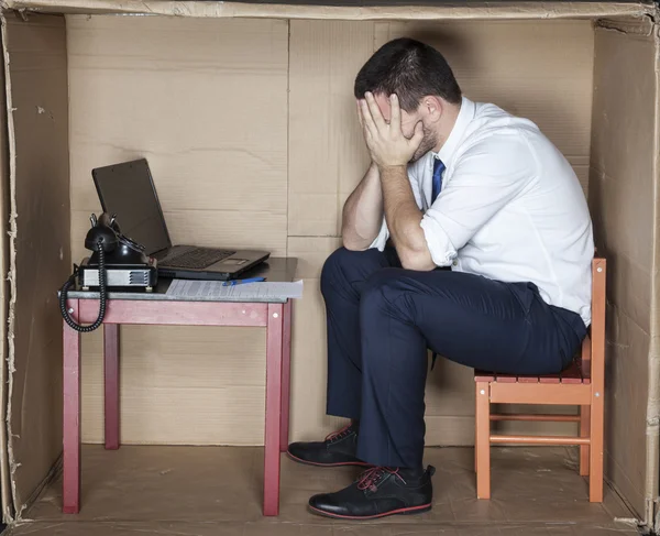 Deprimerad affärsman med händerna på ansikte — Stockfoto