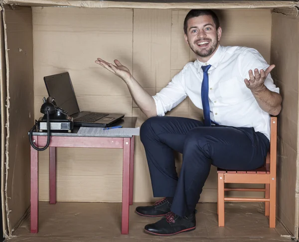 Geschäftsmann zeigt sein neues Büro — Stockfoto