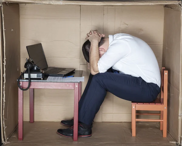 Trött affärsman sitter på kontoret — Stockfoto