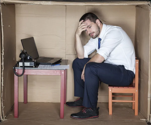 Deprimerad affärsman på huvudkontoret — Stockfoto