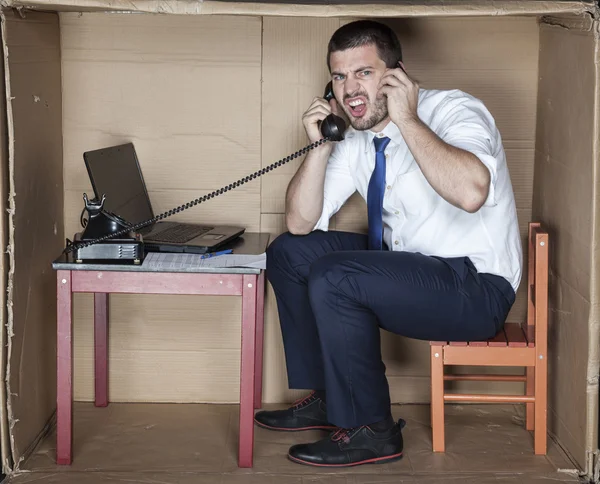 Podnikatel v kanceláři mluví po telefonu — Stock fotografie