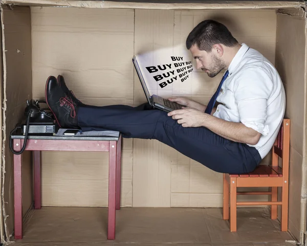 Hombre de negocios compra en Internet — Foto de Stock