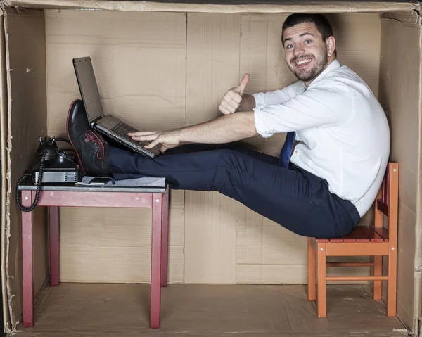 Homem de negócios feliz em seu escritório — Fotografia de Stock