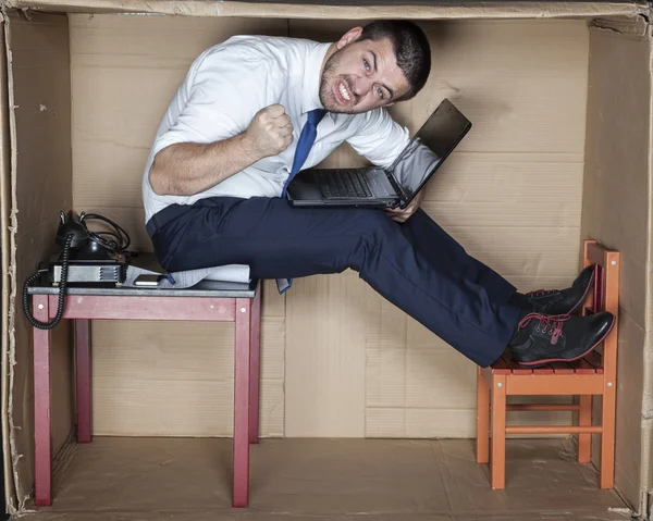 Homem de negócios irritado sentado na mesa — Fotografia de Stock