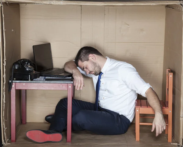 Uomo d'affari stanco addormentato in ufficio — Foto Stock