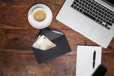 ofis masasında para