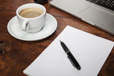 boş kağıt üzerinde Ofis Masası