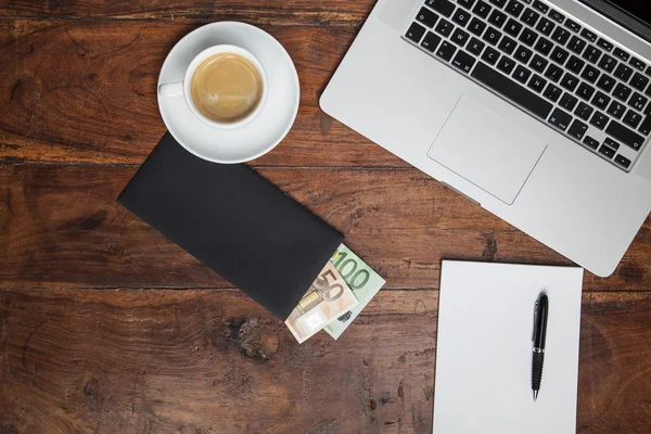 Geld auf dem Schreibtisch — Stockfoto