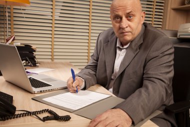 işadamı işareti bir sözleşme