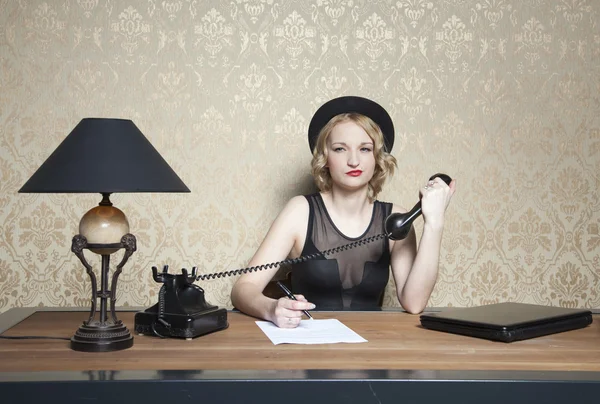 Sekretärin macht sich während eines Telefonats Notizen — Stockfoto