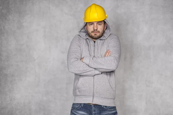 Bouwer bevriest op de grijze achtergrond — Stockfoto