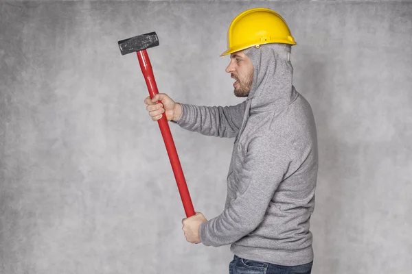 Bouwer op een grijze achtergrond, de keeper hamer — Stockfoto