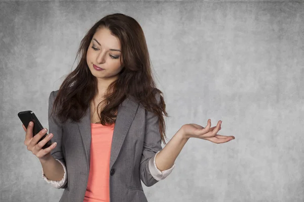 Mujer de negocios sorprendida sosteniendo móvil — Foto de Stock