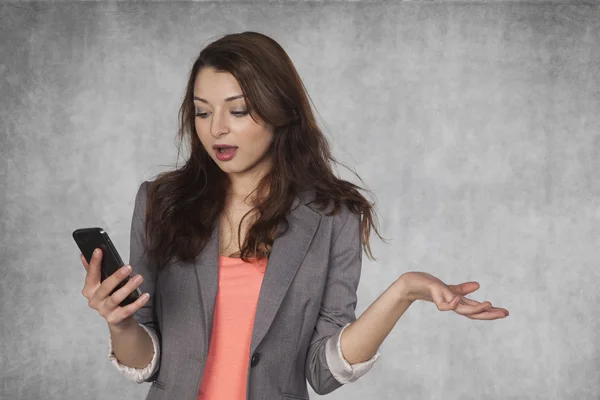 Mujer de negocios sorprendida leyendo noticias —  Fotos de Stock